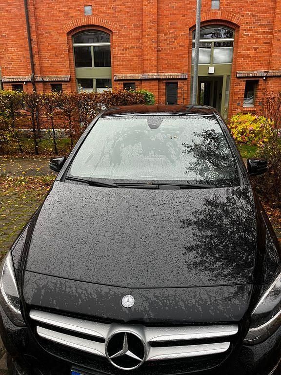 Schwarz Gebraucht 2015 Mercedes B200 Van / Kleinbus | 14.850 € (Fairer Preis) - Bild 1/4