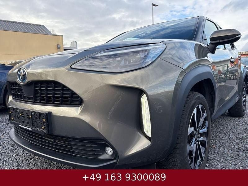 Braun Gebraucht 2023 Toyota Yaris Cross Team SUV | 16.950 € (Superpreis) - Bild 1/4