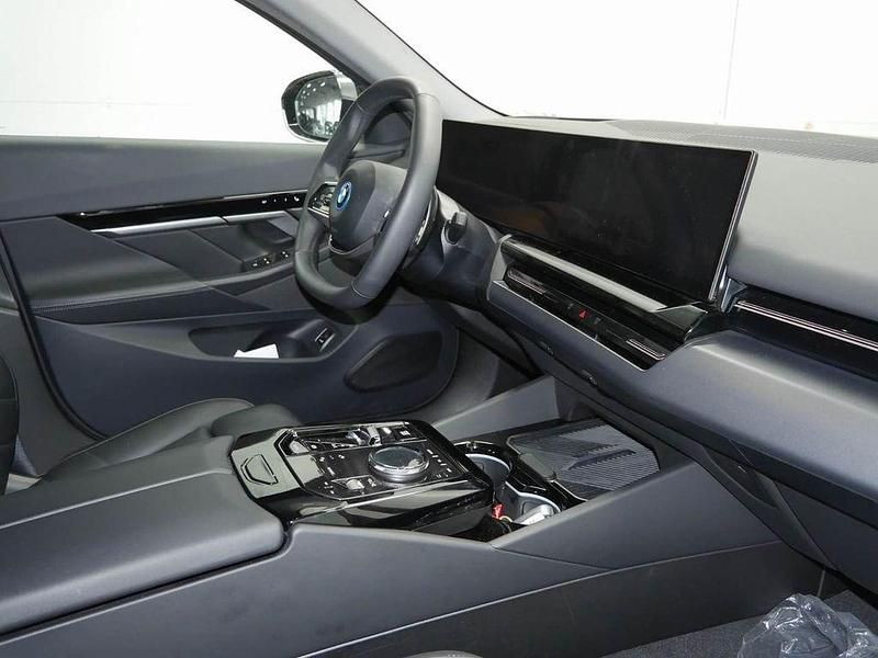 Gebraucht BMW 530e Sport Line 299 PS (219 kW) 2024 Grau Limousine