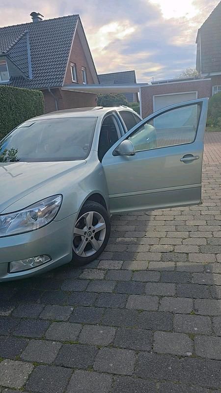 Gebraucht Skoda Octavia 105 PS (77 kW) 2012 Grün Limousine