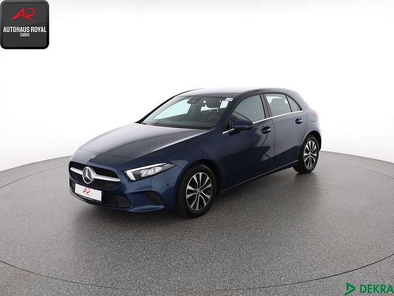 Blau Gebraucht 2020 Mercedes A200 Style Limousine | 18.880 € (Fairer Preis) - Bild 1/4