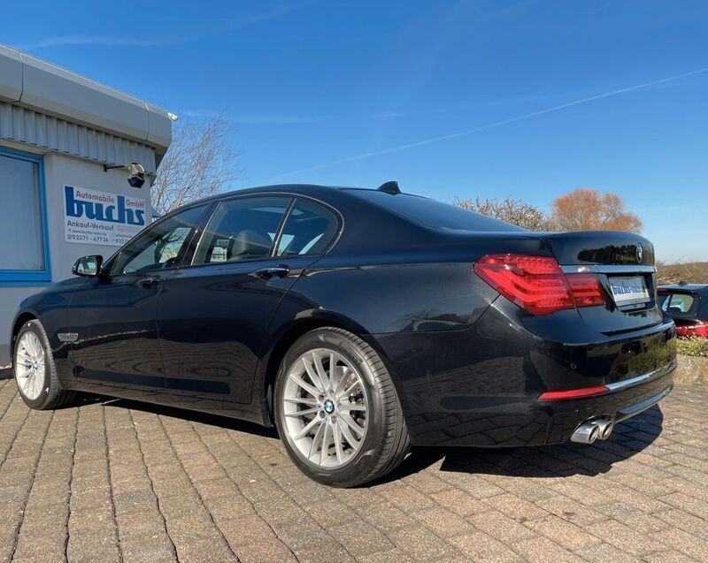 Black sapphire metallic (metallic) Gebraucht 2014 BMW 730 Comfort Edition Limousine | 18.450 € (Guter Preis) - Bild 1/4