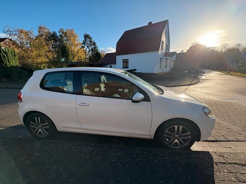 Gebraucht VW Golf VII 105 PS (77 kW) 2012 Weiß Limousine