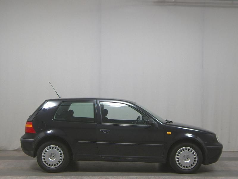Black magic perleffekt Gebraucht 2000 VW Golf IV Kleinwagen | 690 € (Superpreis) - Bild 1/4