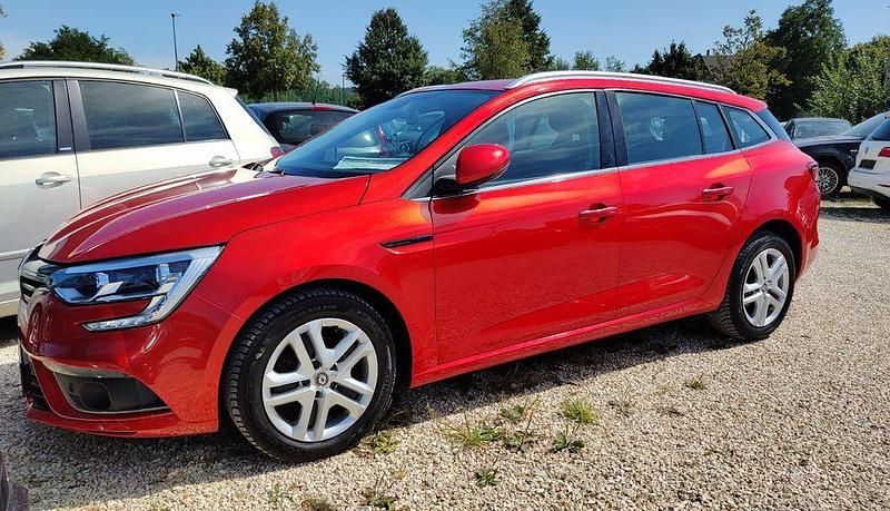 Rot Gebraucht 2019 Renault Mégane IV Business Limousine | 11.900 € (Guter Preis) - Bild 1/4