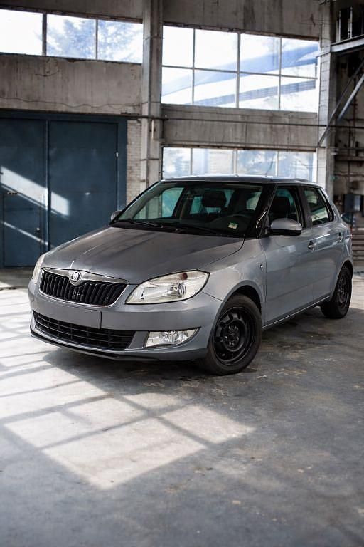 Grau Gebraucht 2014 Skoda Fabia Ambition Kleinwagen | 5.600 € (Fairer Preis) - Bild 1/4