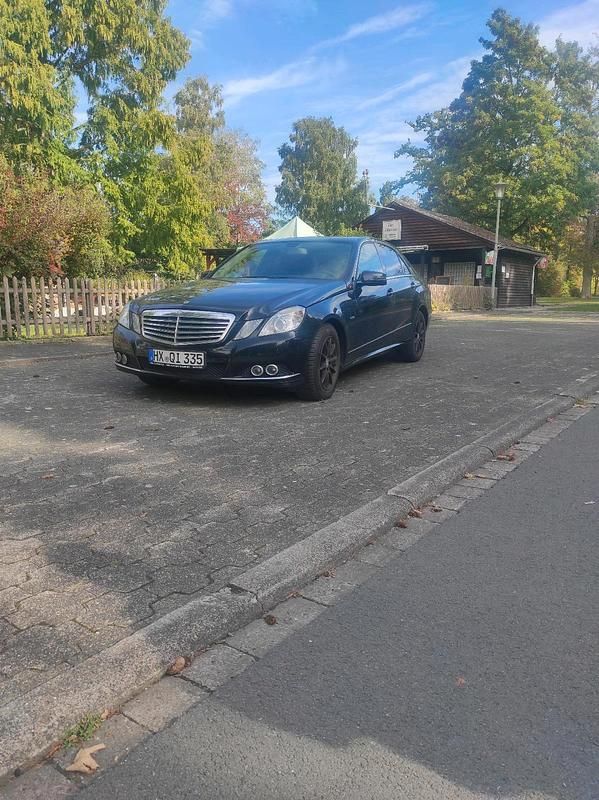 Schwarz Gebraucht 2009 Mercedes E220 Limousine | 11.000 € (Fairer Preis) - Bild 1/4