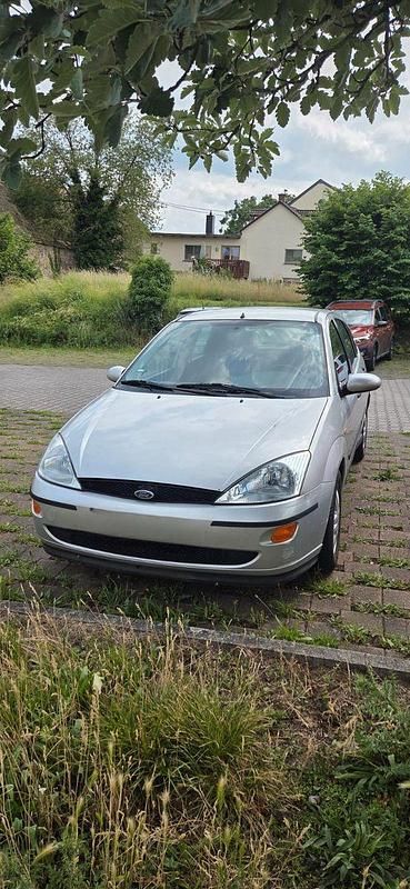 Silber Gebraucht 2000 Ford Focus Ambiente Limousine | 950 € (Guter Preis) - Bild 1/4