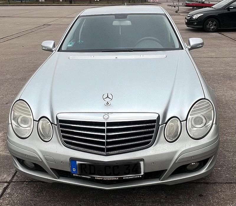 Silber Gebraucht 2009 Mercedes E200 Limousine | 5.500 € (Superpreis) - Bild 1/4