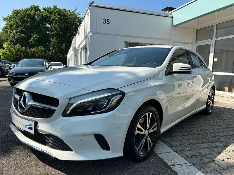 Calcite white uni paint Gebraucht 2016 Mercedes A180 Urban Limousine | 14.450 € (Fairer Preis) - Bild 1/4