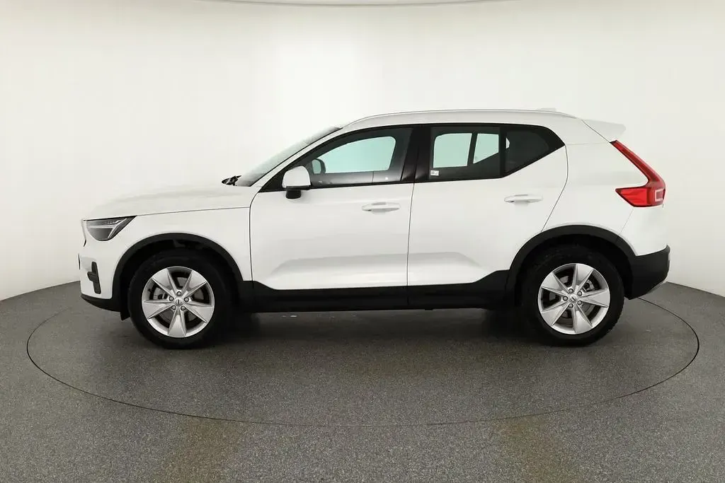 Neu Volvo XC40 Core 163 PS (119 kW) 2026 Crystalweissmet. SUV