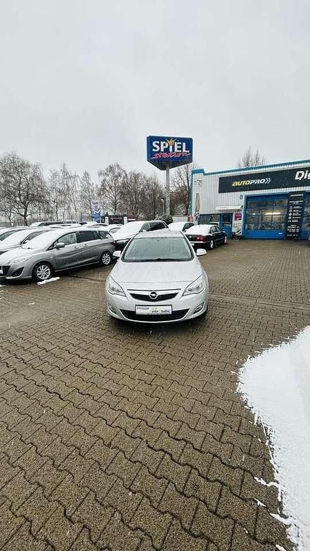 Gebraucht Opel Astra Design Edition 120 PS (88 kW) 2011 Argon silber/ice silver (m2) Kleinwagen