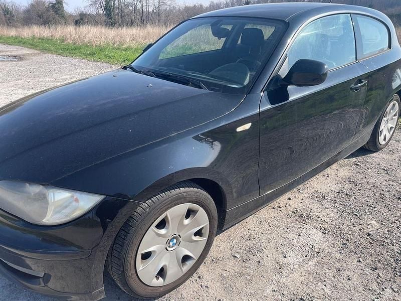 Gebraucht BMW 116 122 PS (89 kW) 2011 Schwarz Kleinwagen
