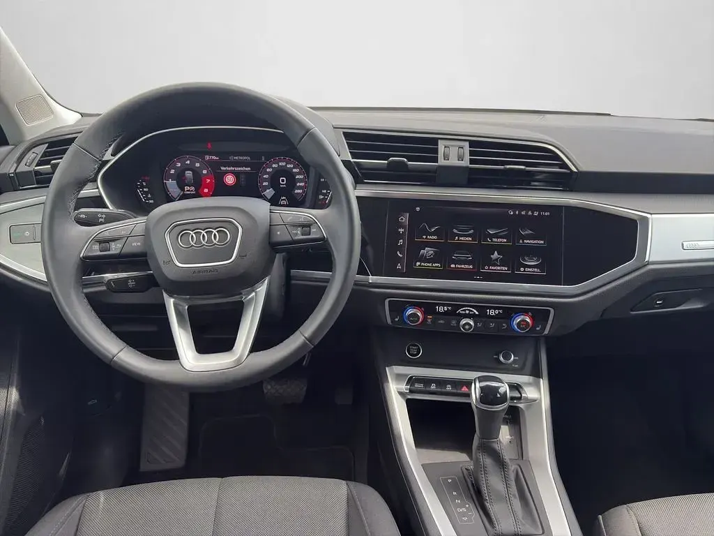 Usata Audi Q3 Sportback Basis 150 CV (110 kW) 2024 Grigio SUV