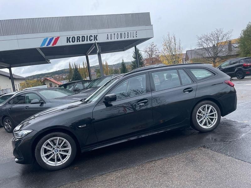 Gebraucht BMW 320 Shadowline 204 PS (150 kW) 2022 Saphirschwarz metallic (475) Kombi