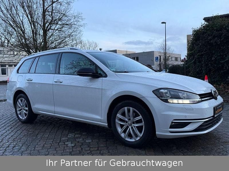 Weiß Gebraucht 2018 VW Golf VII Comfortline Kombi | 11.990 € (Fairer Preis) - Bild 1/4