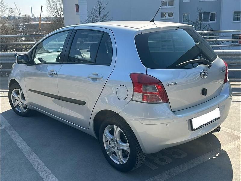 Gebraucht Toyota Yaris Edition 101 PS (74 kW) 2011 Silber Kleinwagen