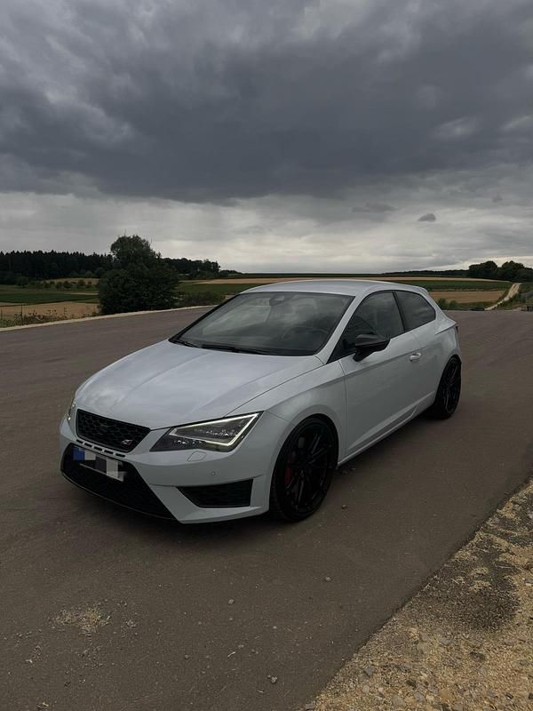 Weiß Gebraucht 2014 Cupra Leon Limousine | 19.900 € (Teuer) - Bild 1/4