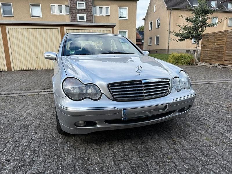 Silber Gebraucht 2001 Mercedes C180 Avantgarde Limousine | 4.500 € (Etwas zu teuer) - Bild 1/4