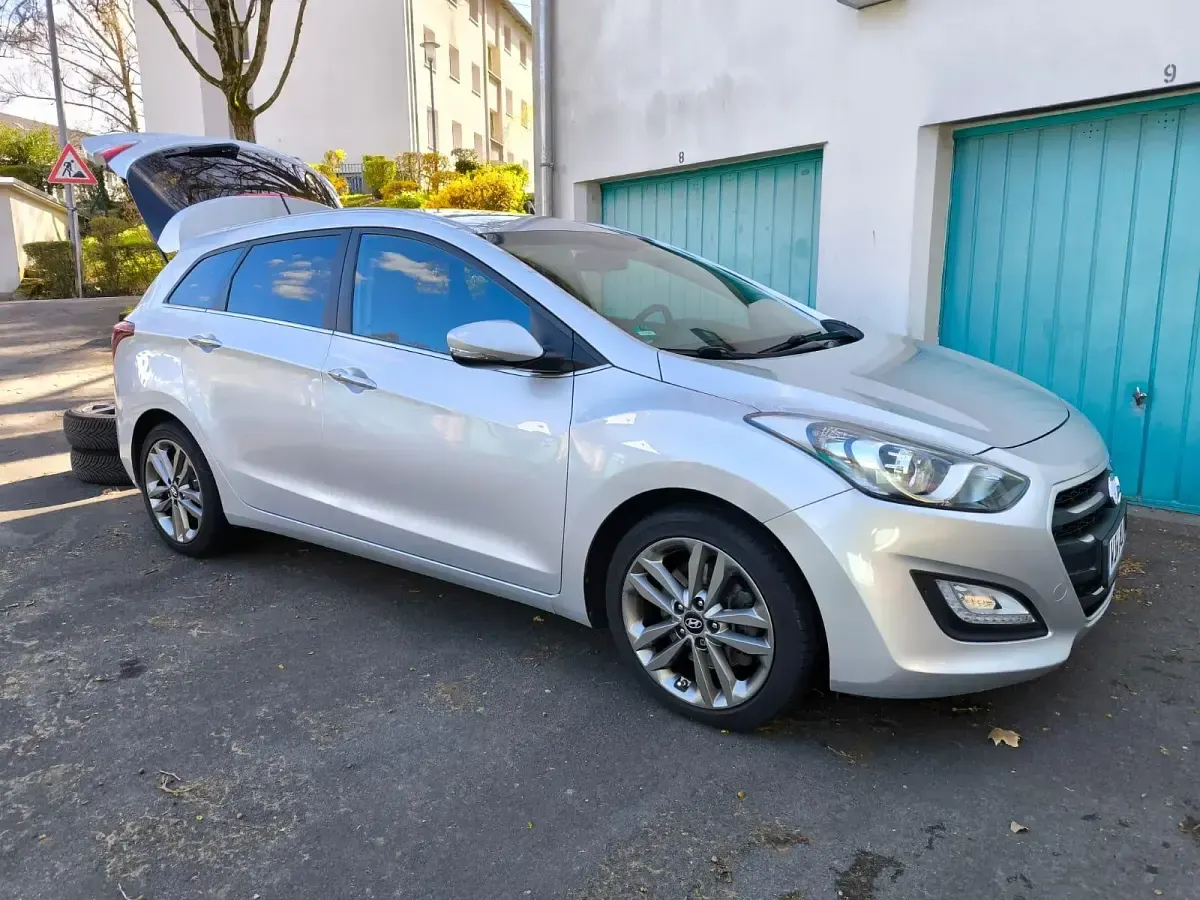 Gebraucht Hyundai i30 Style 110 PS (80 kW) 2015 Silber Kombi