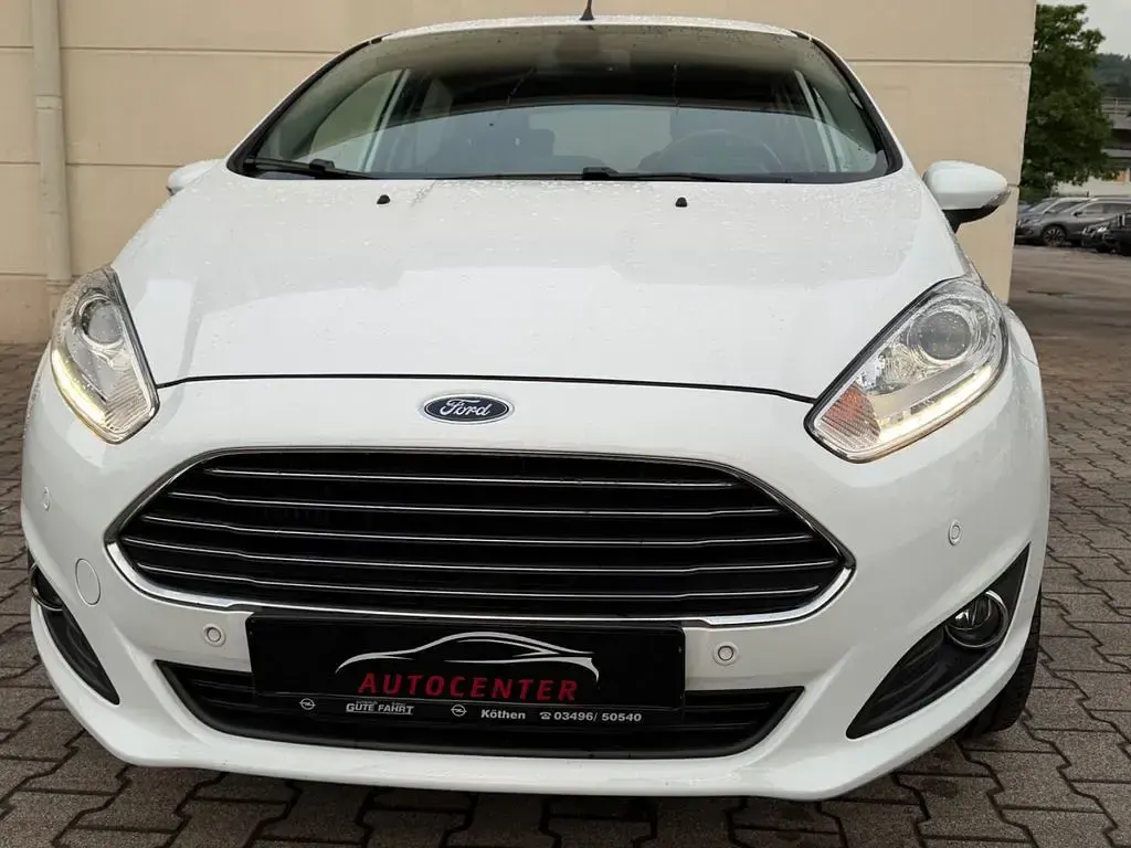 Gebraucht Ford Fiesta Titanium 101 PS (74 kW) 2016 Weiß Kleinwagen