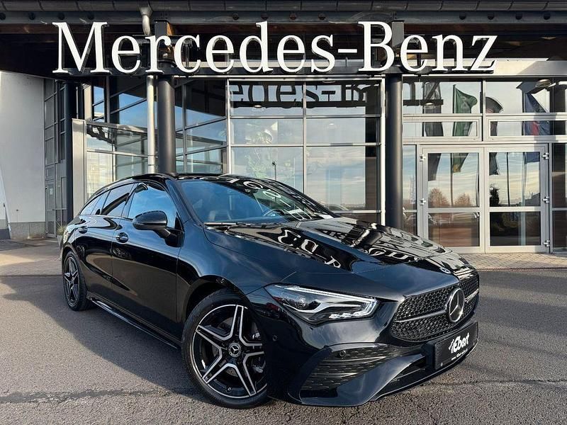 Schwarz Gebraucht 2024 Mercedes CLA200 Shooting Brake AMG Kombi | 33.890 € - Bild 1/4