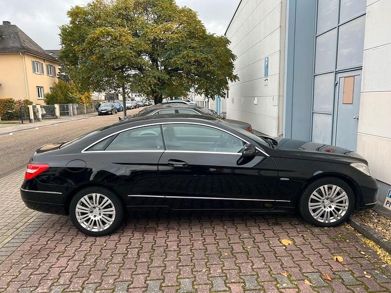 Gebraucht Mercedes E250 204 PS (150 kW) 2009 Schwarz Coupé
