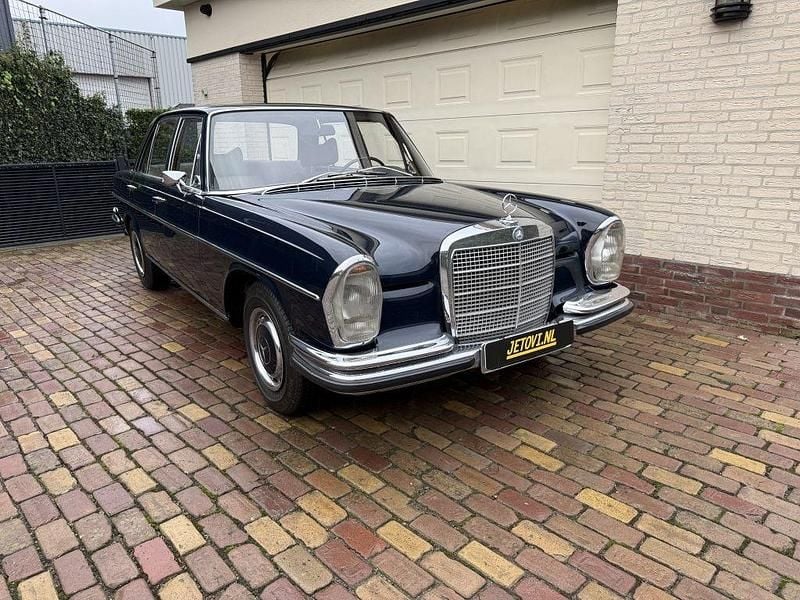 Blau Gebraucht 1968 Mercedes 200 Limousine | 29.500 € - Bild 1/4