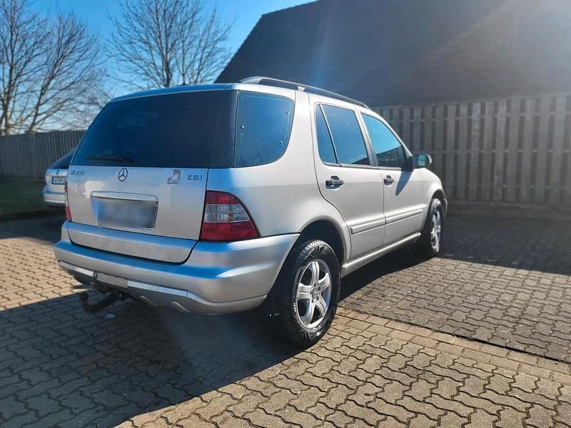 Gebraucht Mercedes ML270 163 PS (119 kW) 2001 Silber SUV