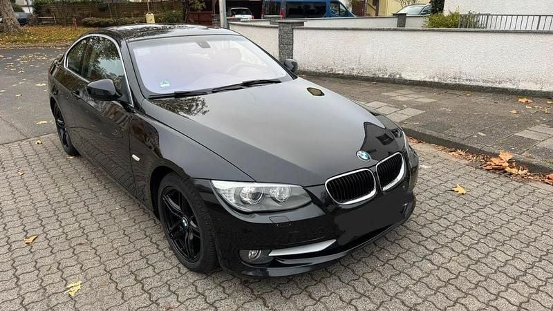 Schwarz Gebraucht 2011 BMW 320 Sport Line Coupé | 8.250 € (Fairer Preis) - Bild 1/4