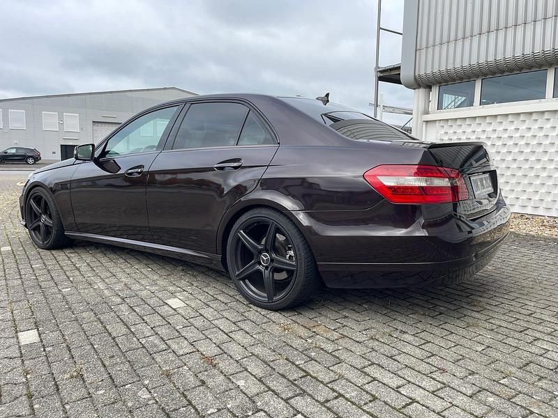 Braun Gebraucht 2009 Mercedes E220 Limousine | 7.699 € (Guter Preis) - Bild 1/4
