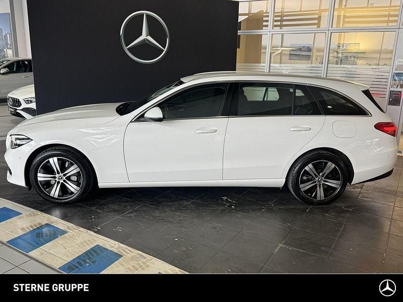 Gebraucht Mercedes C300e 204 PS (150 kW) 2022 Unilack polarweiß Kombi