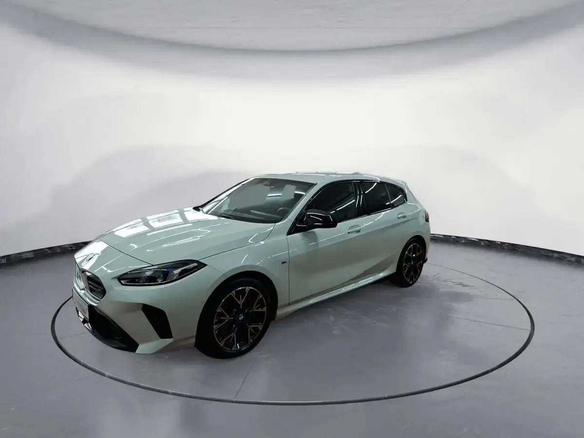 Używany BMW M135 Performance 300 KM (220 kW) 2025 Biały Hatchback