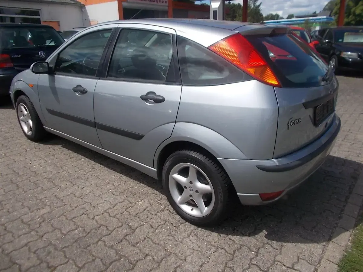 Gebraucht Ford Focus 100 PS (73 kW) 2004 Silber Limousine