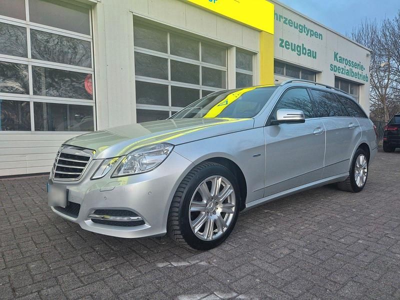 Gebraucht Mercedes E200 Avantgarde 184 PS (135 kW) 2010 Silber Kombi