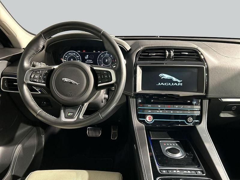 Gebraucht Jaguar F-Pace R-Sport 300 PS (220 kW) 2019 Caesium blue metallic SUV