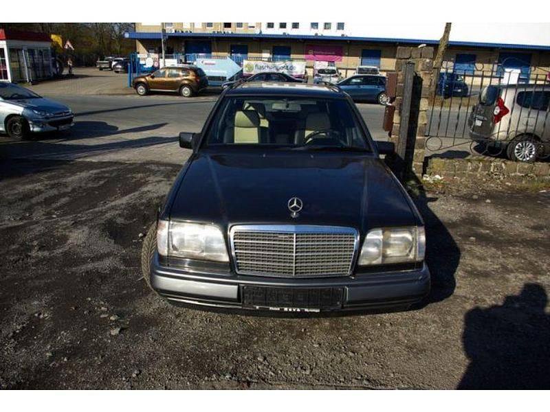 Blauschwarz Gebraucht 1994 Mercedes 200 Kombi | 4.900 € - Bild 1/4