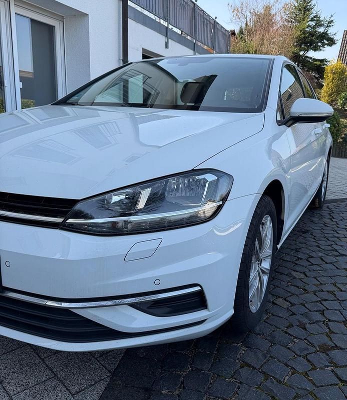 Gebraucht VW Golf VII Comfortline 116 PS (85 kW) 2019 Weiß Limousine