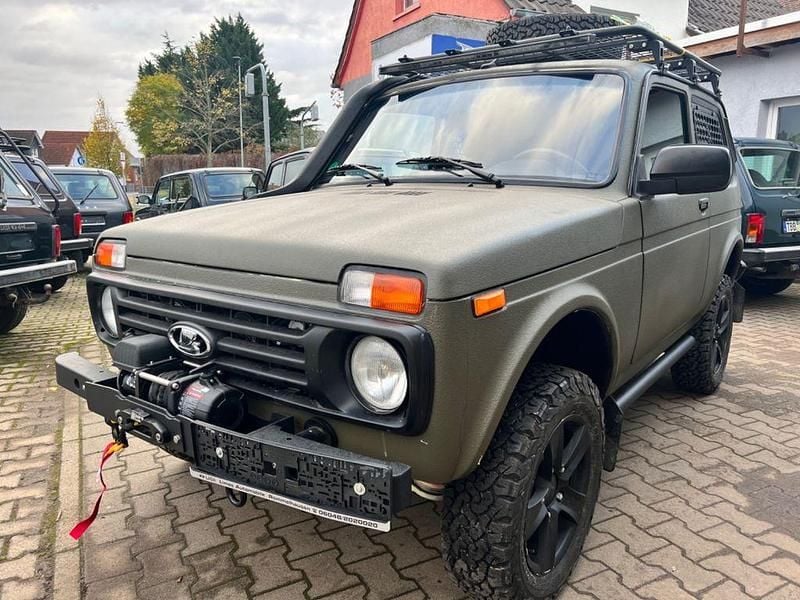 Grün Neu 2024 Lada niva SUV | 34.490 € - Bild 1/4