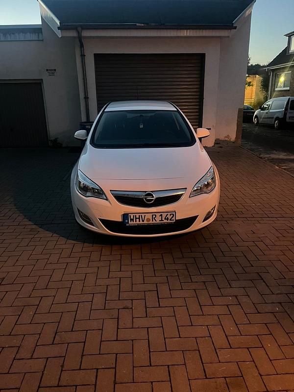 Weiß Gebraucht 2010 Opel Astra Kleinwagen | 3.400 € (Guter Preis) - Bild 1/4