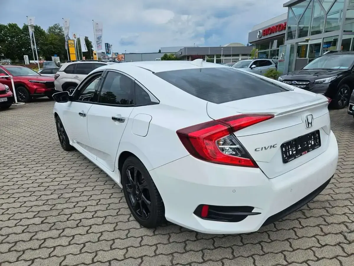Gebraucht Honda Civic Executive 182 PS (133 kW) 2017 Taffeta white Limousine
