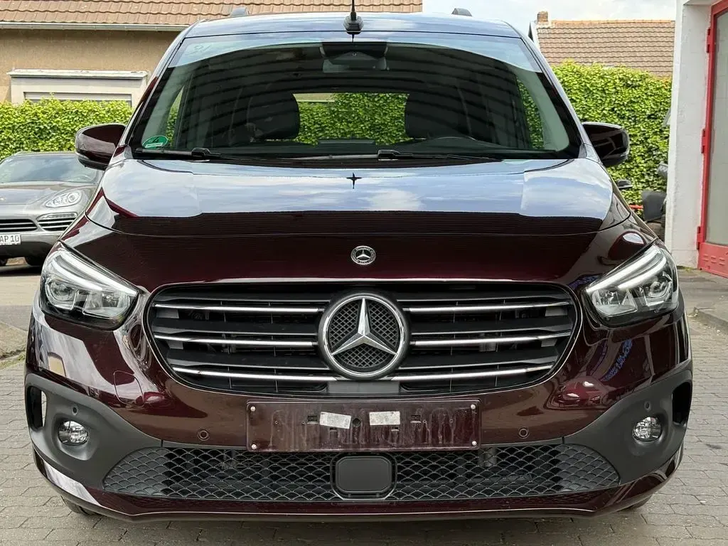 Gebraucht Mercedes T180 Progressive 116 PS (85 kW) 2024 Rubellitrot Van / Kleinbus