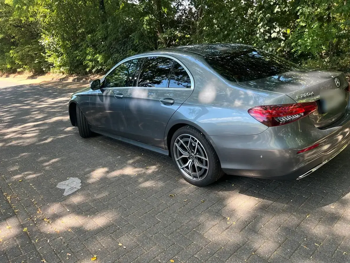 Gebraucht Mercedes E220 AMG line 200 PS (147 kW) 2022 Grün Limousine