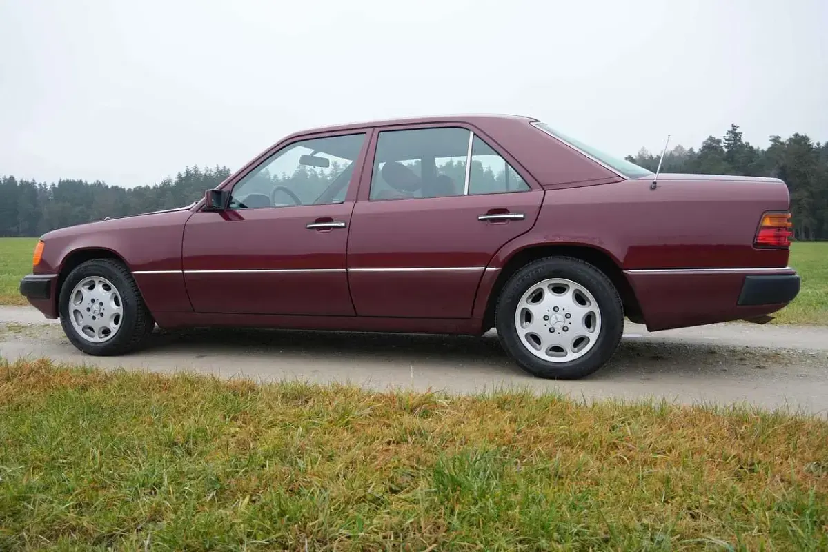 Gebraucht Mercedes E230 132 PS (97 kW) 1991 Rot Limousine