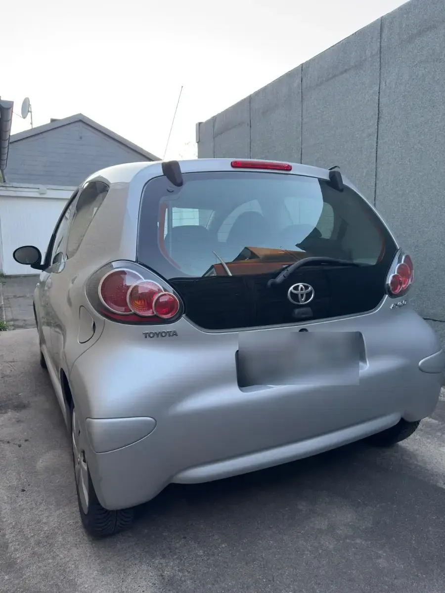 Second-hand Toyota Aygo 68 CP (50 kW) 2012 Argintiu Hatchback