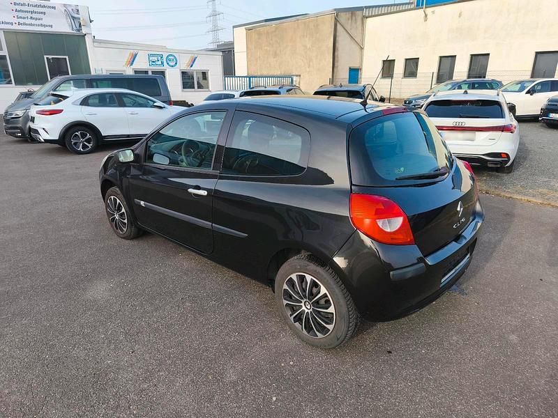 Gebraucht Renault Clio II 75 PS (55 kW) 2007 Schwarz Kleinwagen