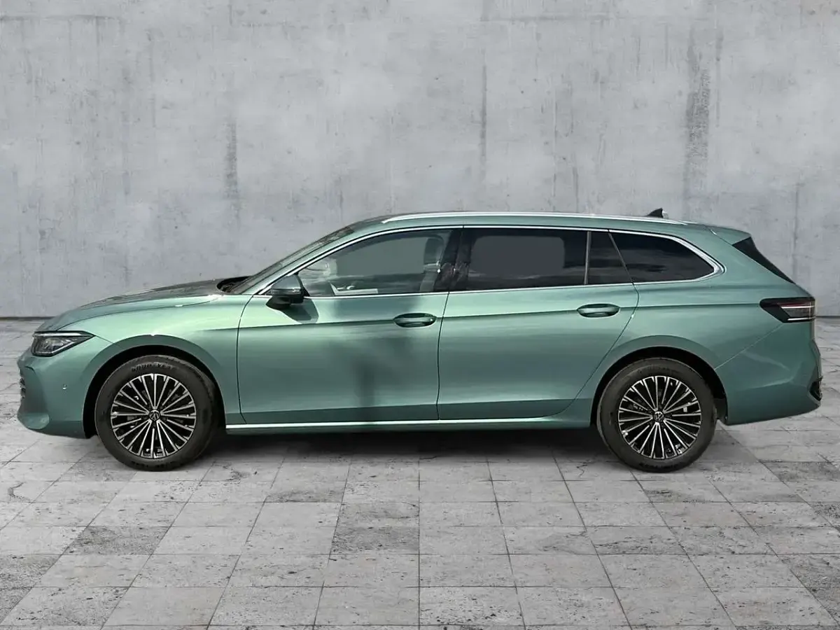 Gebraucht VW Passat Elegance 150 PS (110 kW) 2025 Maripositgrün metallic Kombi