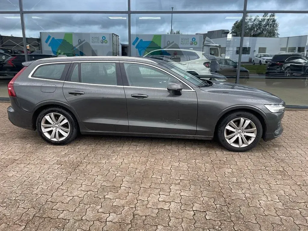 Gebraucht Volvo V60 Momentum 190 PS (139 kW) 2019 Grau Kombi