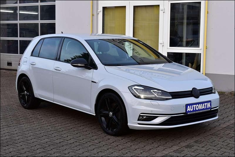 Gebraucht VW Golf VII Highline 131 PS (96 kW) 2018 White silver metallic Kleinwagen