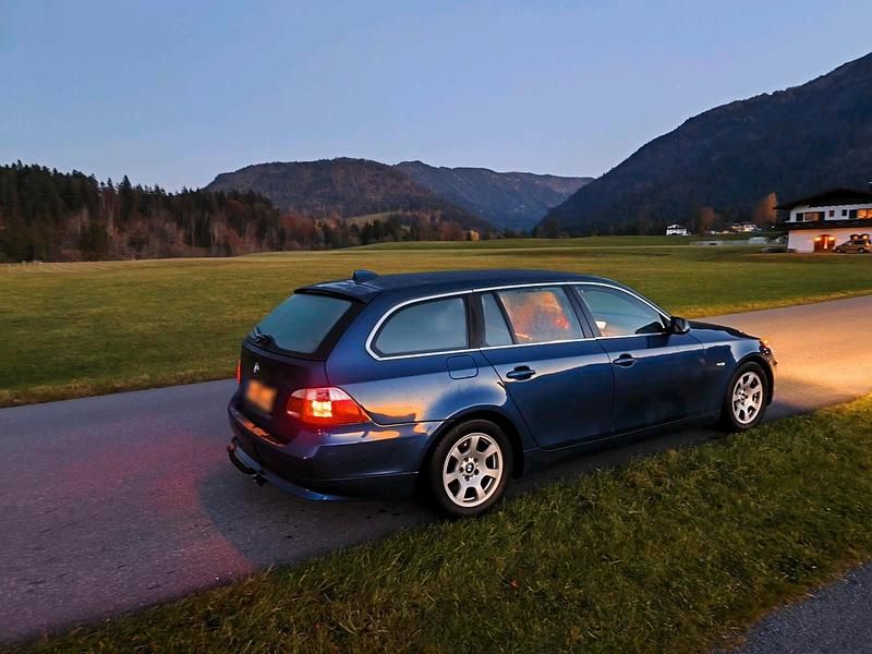 Gebraucht BMW 525 177 PS (130 kW) 2004 Blau Kombi